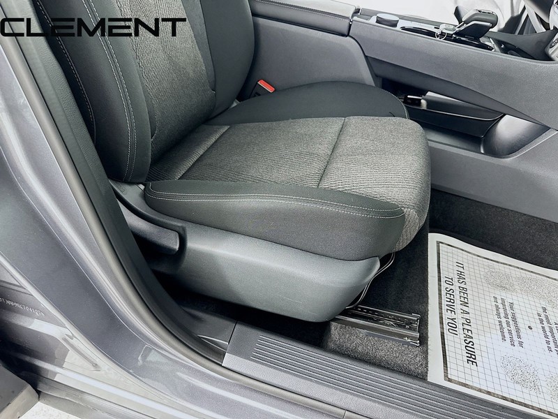 Nissan Rogue Vehicle Full-screen Gallery Image 32