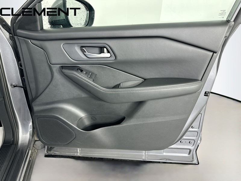 Nissan Rogue Vehicle Full-screen Gallery Image 34
