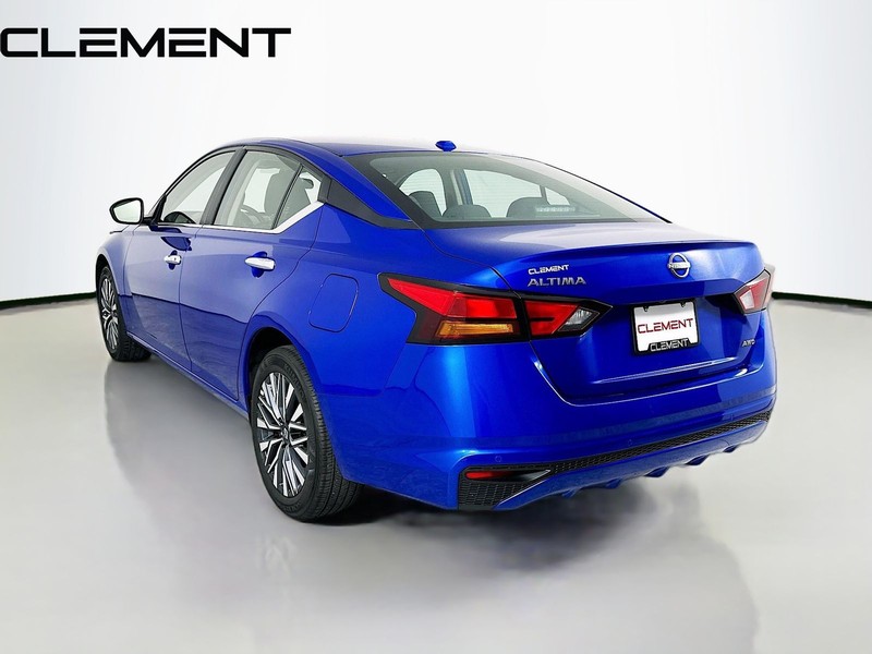 Nissan Altima Vehicle Full-screen Gallery Image 10