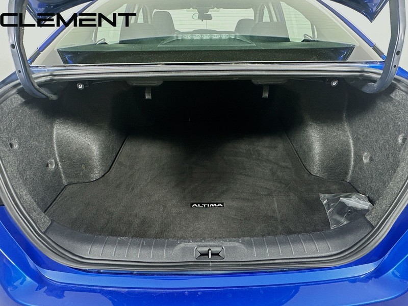 Nissan Altima Vehicle Full-screen Gallery Image 11