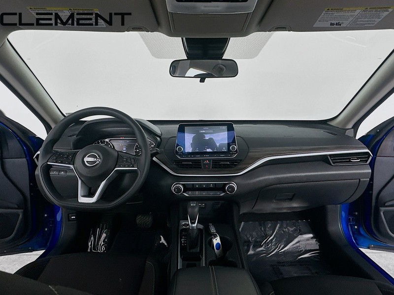 Nissan Altima Vehicle Full-screen Gallery Image 12