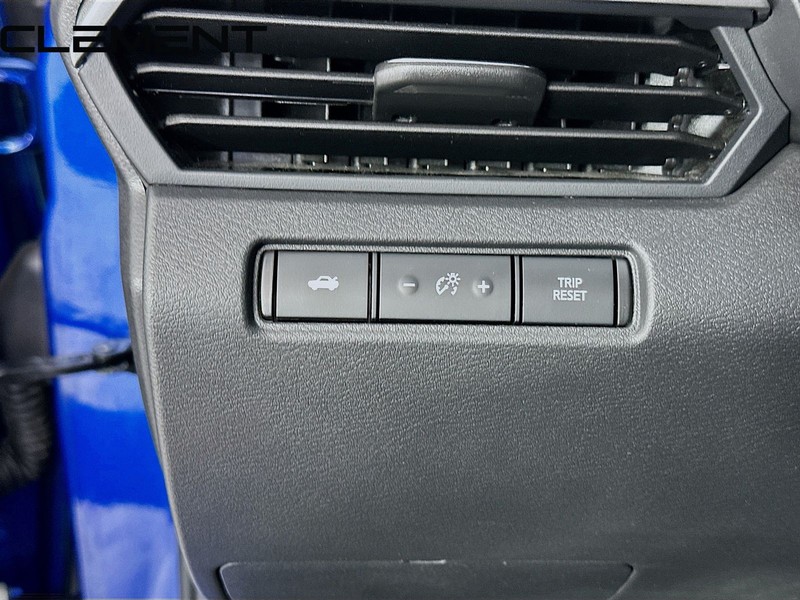 Nissan Altima Vehicle Full-screen Gallery Image 13