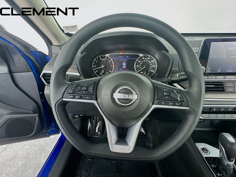 Nissan Altima Vehicle Full-screen Gallery Image 14