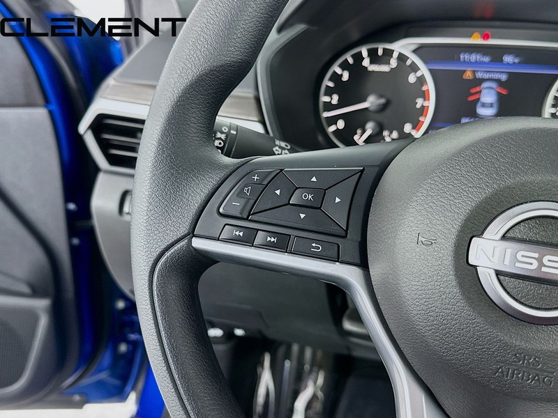 Nissan Altima Vehicle Full-screen Gallery Image 15