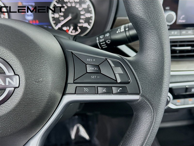 Nissan Altima Vehicle Full-screen Gallery Image 17