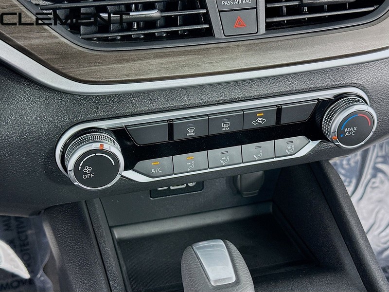 Nissan Altima Vehicle Full-screen Gallery Image 22
