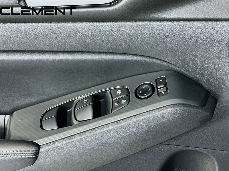 Nissan Altima Vehicle Full-screen Gallery Image 24