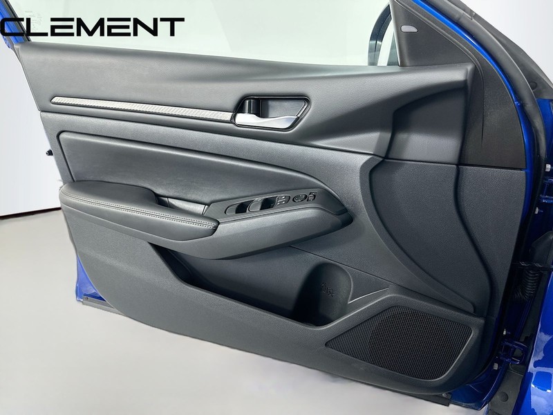 Nissan Altima Vehicle Full-screen Gallery Image 25
