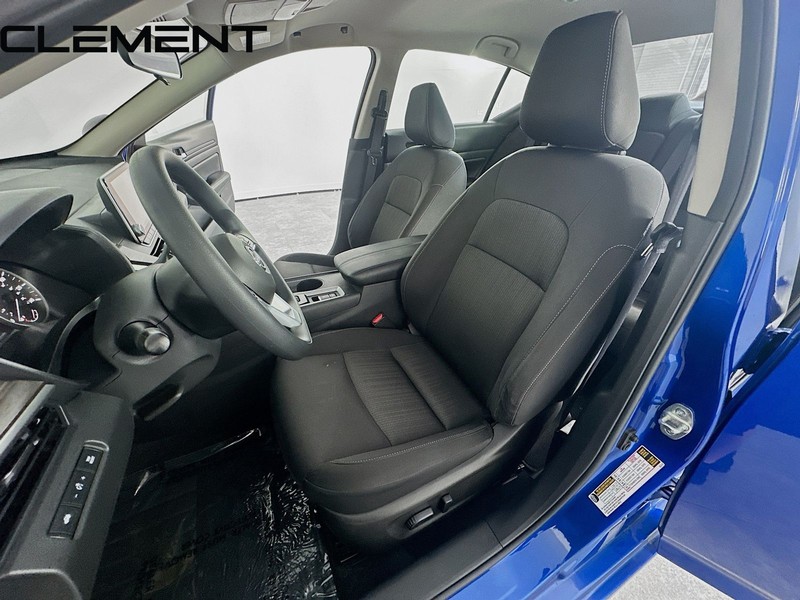 Nissan Altima Vehicle Full-screen Gallery Image 28