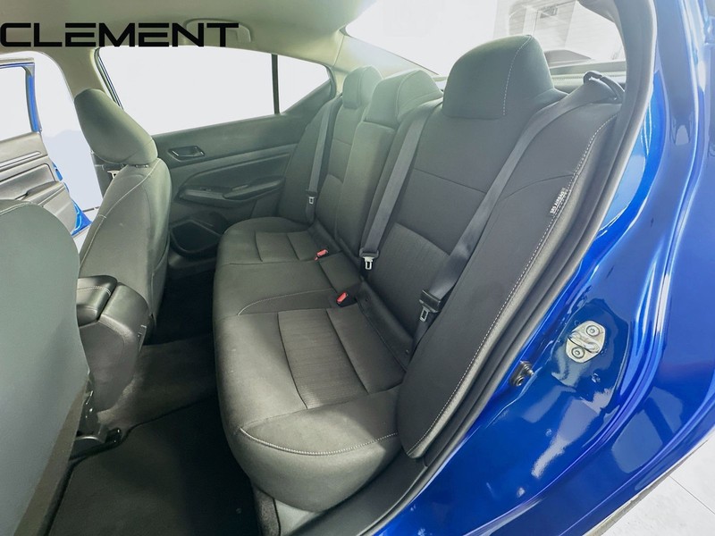 Nissan Altima Vehicle Full-screen Gallery Image 30