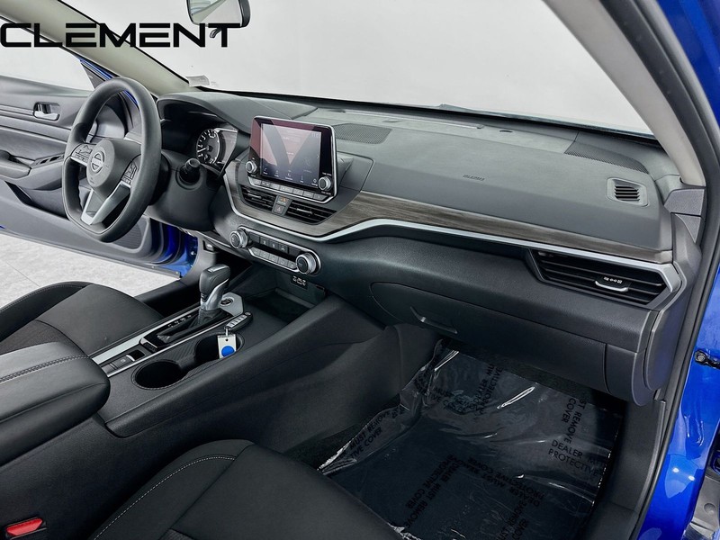 Nissan Altima Vehicle Full-screen Gallery Image 33