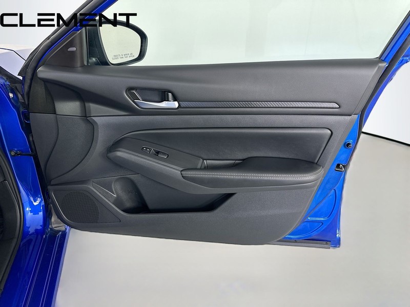 Nissan Altima Vehicle Full-screen Gallery Image 34
