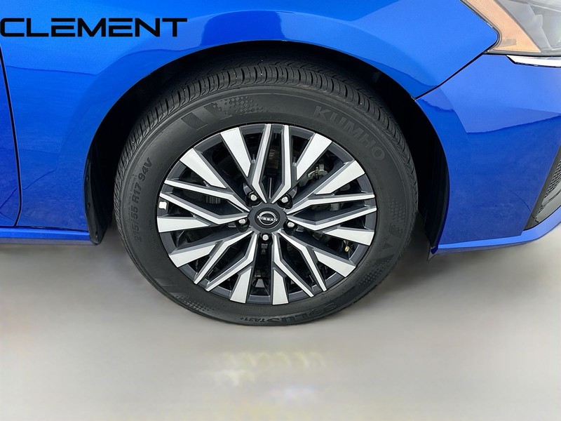Nissan Altima Vehicle Full-screen Gallery Image 35