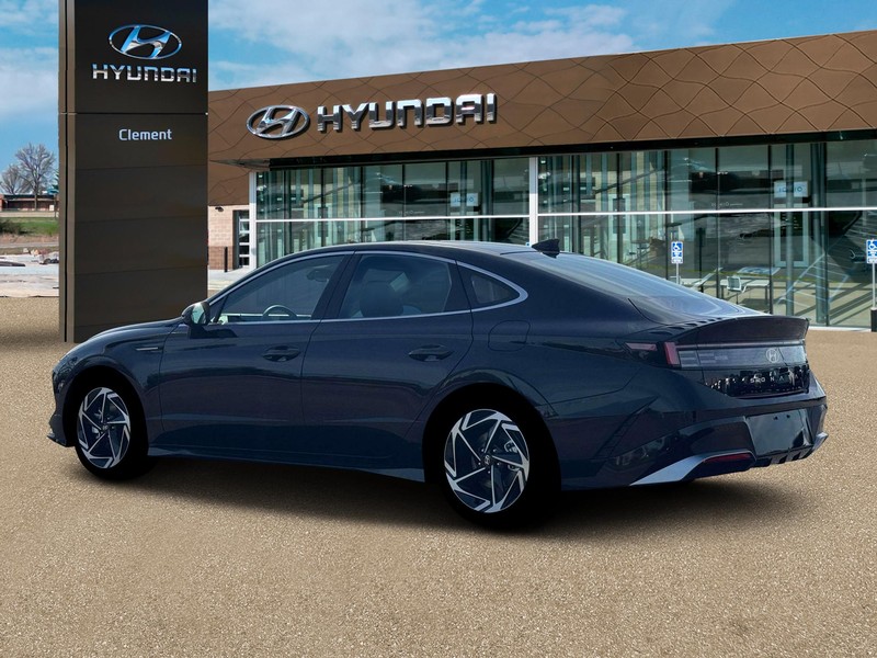 Hyundai Sonata Vehicle Full-screen Gallery Image 4
