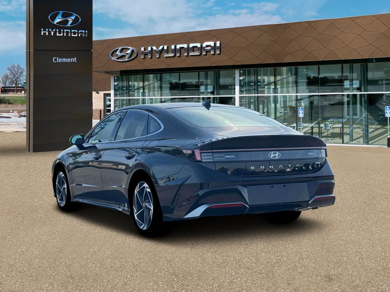 Hyundai Sonata Vehicle Full-screen Gallery Image 5