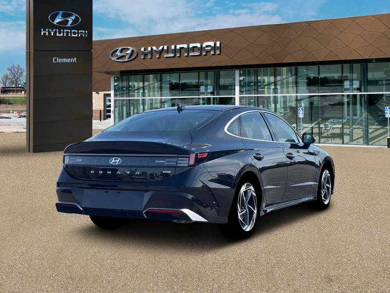 Hyundai Sonata Vehicle Full-screen Gallery Image 7
