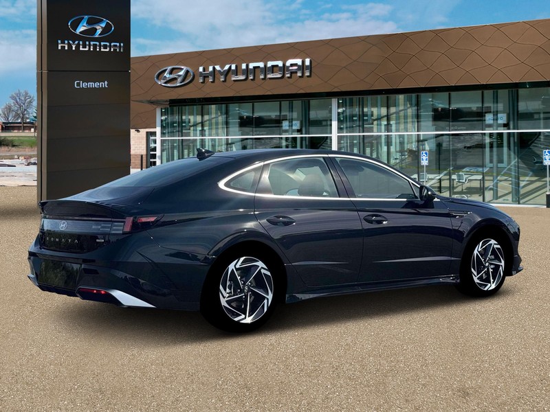 Hyundai Sonata Vehicle Full-screen Gallery Image 8
