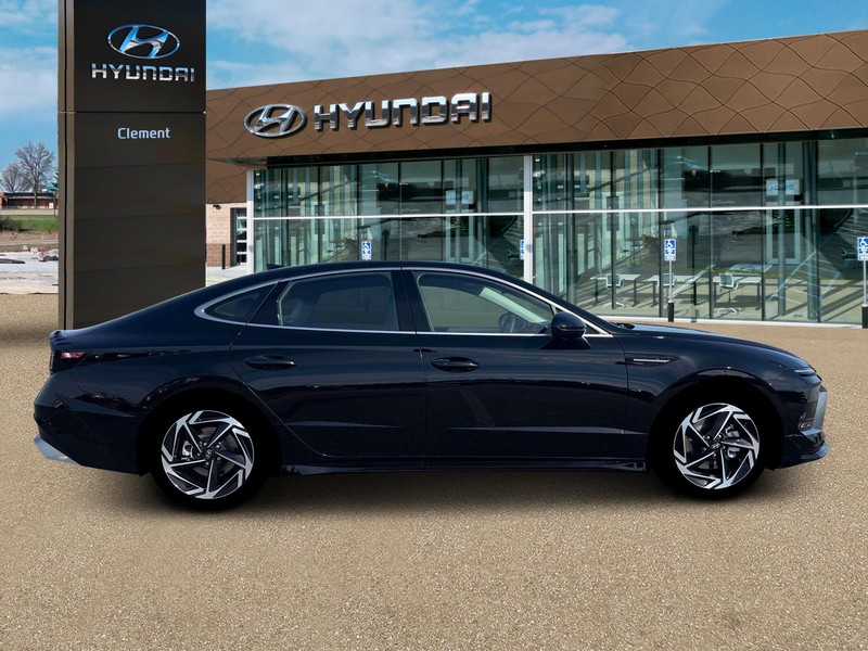Hyundai Sonata Vehicle Full-screen Gallery Image 9