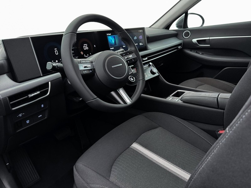 Hyundai Sonata Vehicle Full-screen Gallery Image 14