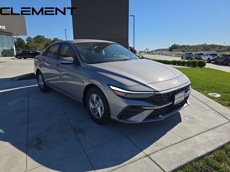 Hyundai Elantra Vehicle Full-screen Gallery Image 5