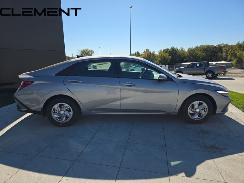 Hyundai Elantra Vehicle Full-screen Gallery Image 6