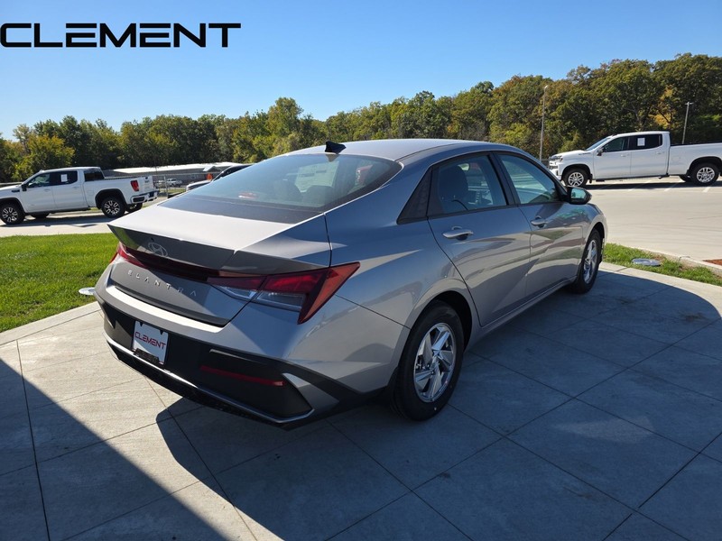 Hyundai Elantra Vehicle Full-screen Gallery Image 8