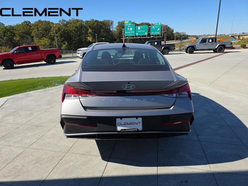 Hyundai Elantra Vehicle Full-screen Gallery Image 10