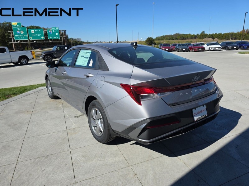 Hyundai Elantra Vehicle Full-screen Gallery Image 11