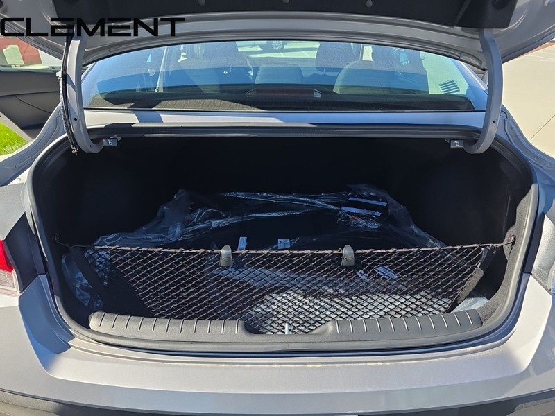 Hyundai Elantra Vehicle Full-screen Gallery Image 12