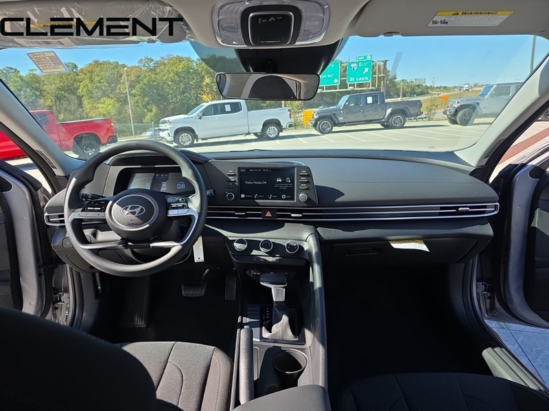Hyundai Elantra Vehicle Full-screen Gallery Image 13