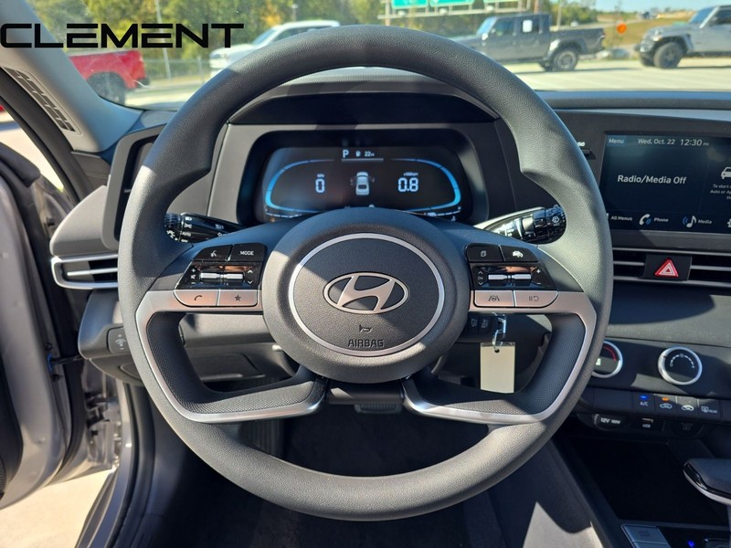 Hyundai Elantra Vehicle Full-screen Gallery Image 15