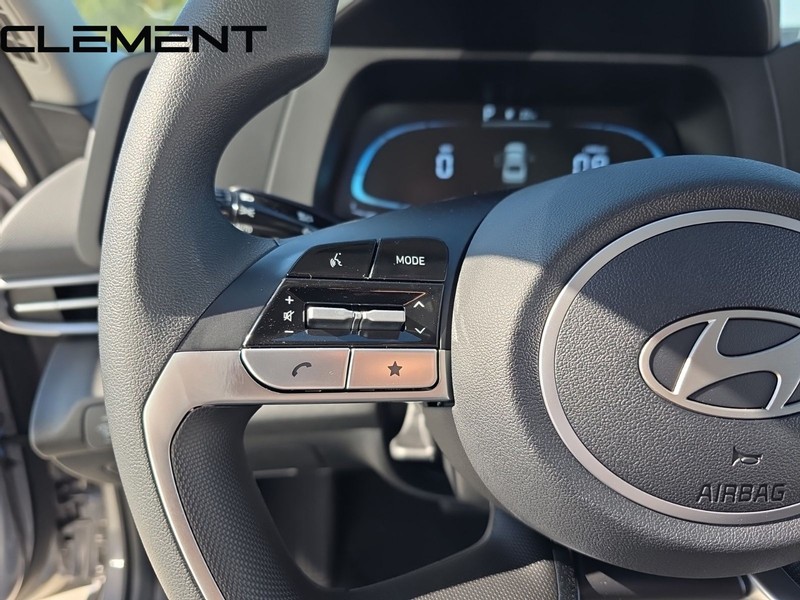 Hyundai Elantra Vehicle Full-screen Gallery Image 17