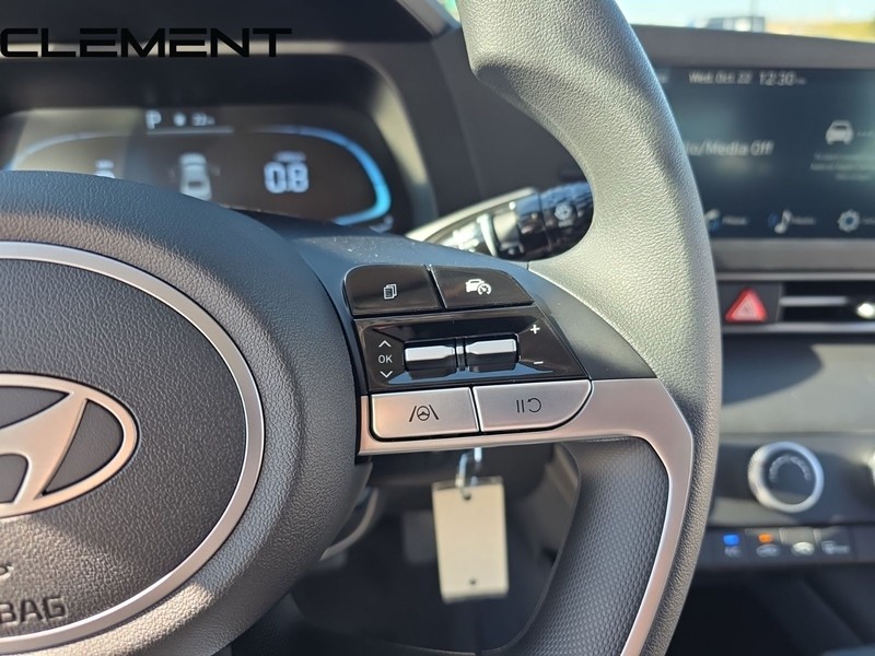 Hyundai Elantra Vehicle Full-screen Gallery Image 18