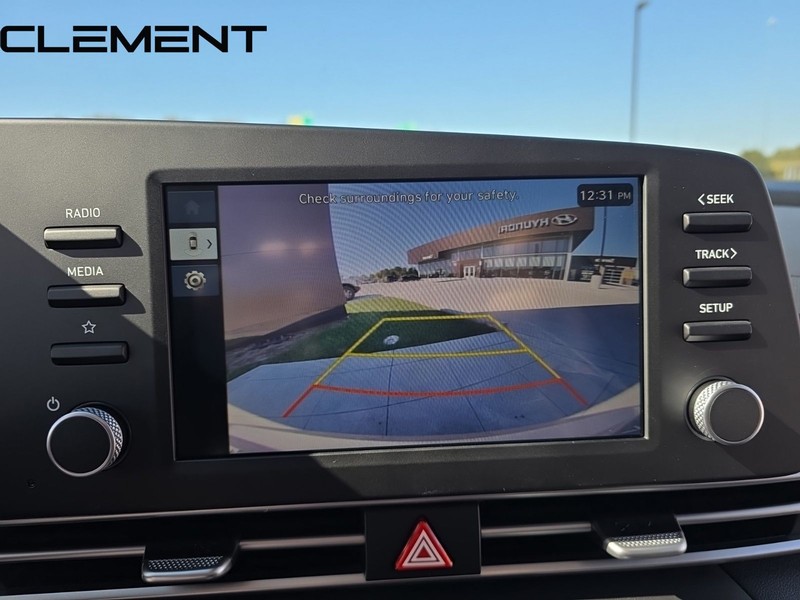 Hyundai Elantra Vehicle Full-screen Gallery Image 23