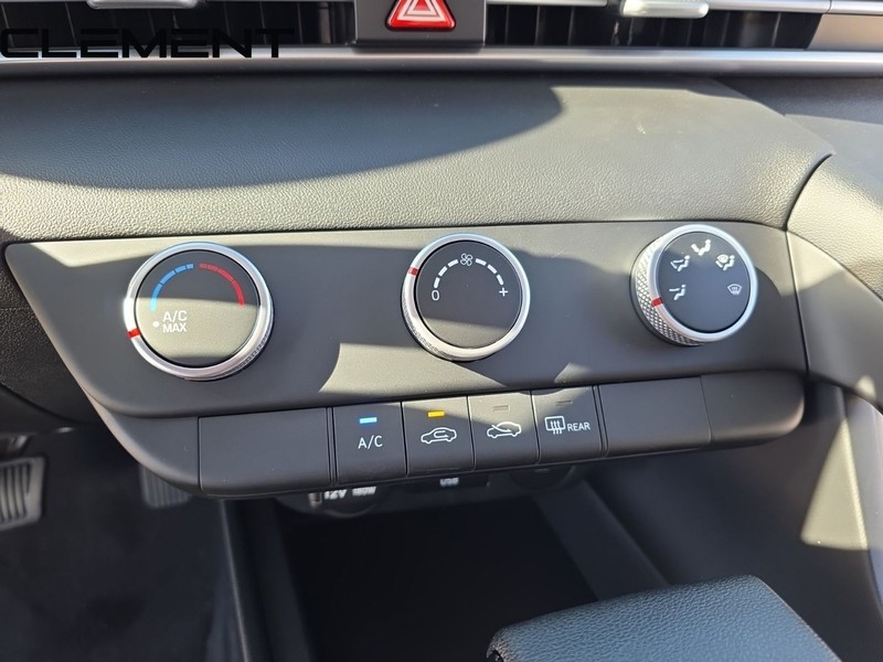 Hyundai Elantra Vehicle Full-screen Gallery Image 24