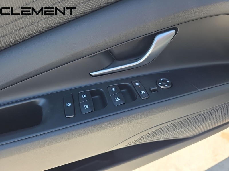 Hyundai Elantra Vehicle Full-screen Gallery Image 28
