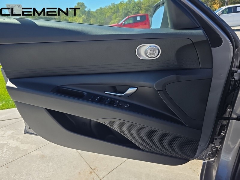 Hyundai Elantra Vehicle Full-screen Gallery Image 29