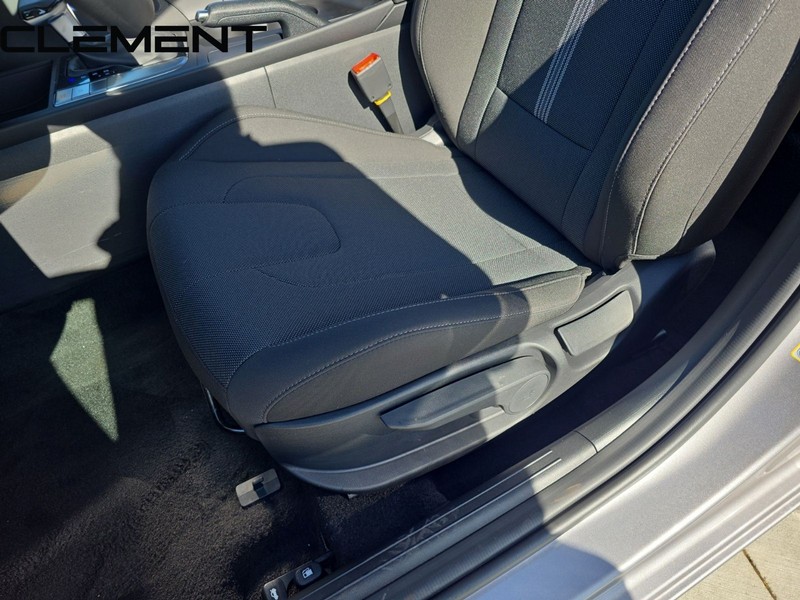 Hyundai Elantra Vehicle Full-screen Gallery Image 30