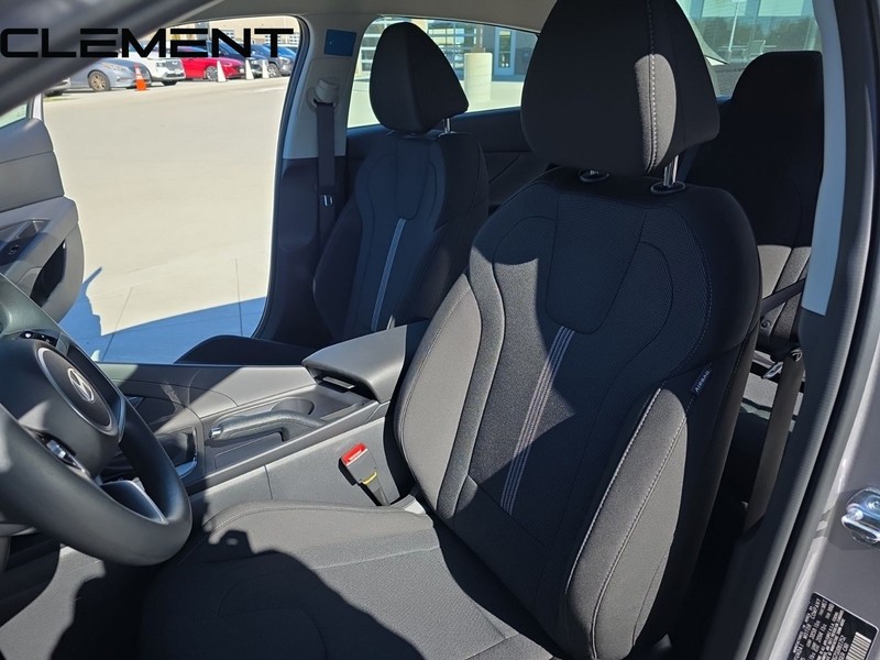 Hyundai Elantra Vehicle Full-screen Gallery Image 32