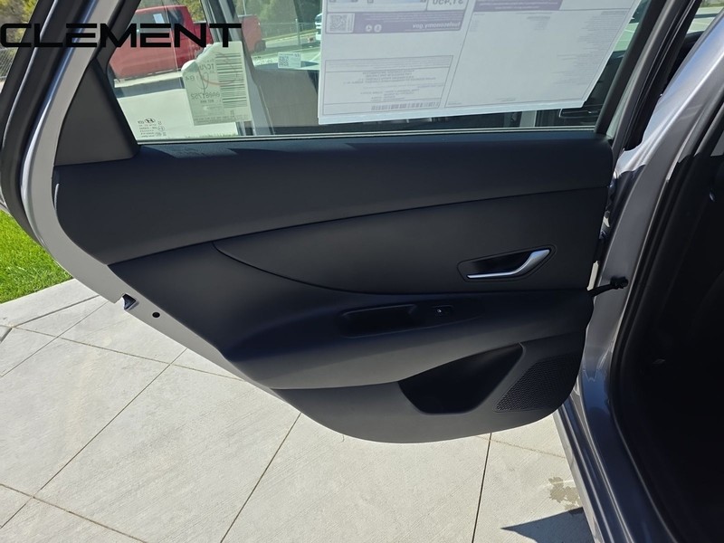 Hyundai Elantra Vehicle Full-screen Gallery Image 33