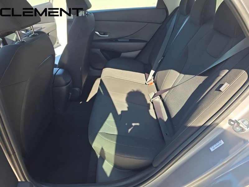Hyundai Elantra Vehicle Full-screen Gallery Image 34