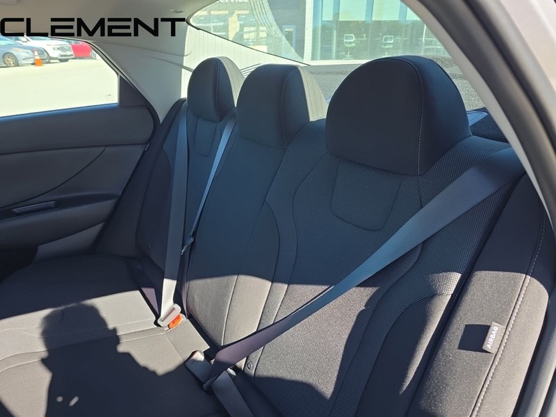 Hyundai Elantra Vehicle Full-screen Gallery Image 35