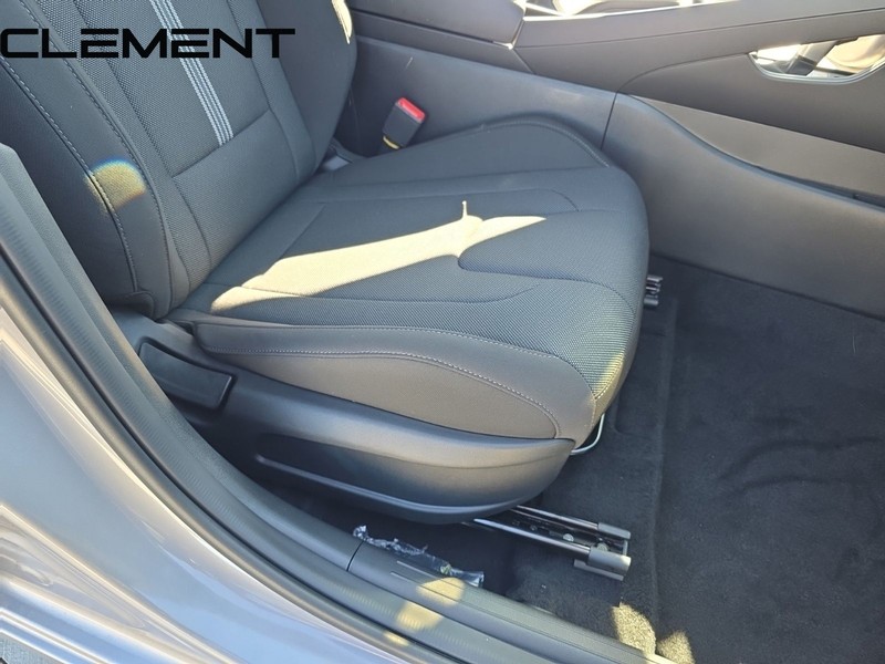 Hyundai Elantra Vehicle Full-screen Gallery Image 36