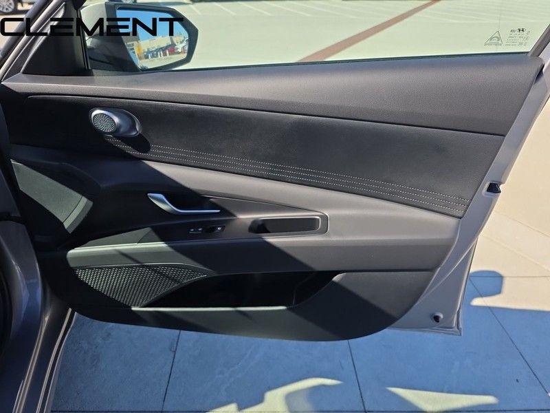 Hyundai Elantra Vehicle Full-screen Gallery Image 37