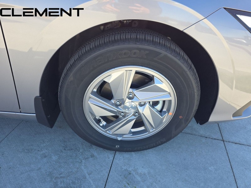 Hyundai Elantra Vehicle Full-screen Gallery Image 38