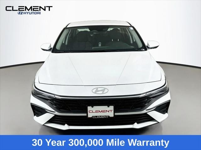 Hyundai Elantra Vehicle Full-screen Gallery Image 2