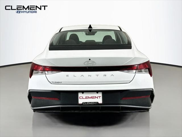 Hyundai Elantra Vehicle Full-screen Gallery Image 7