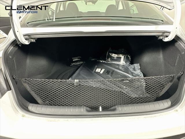 Hyundai Elantra Vehicle Full-screen Gallery Image 9