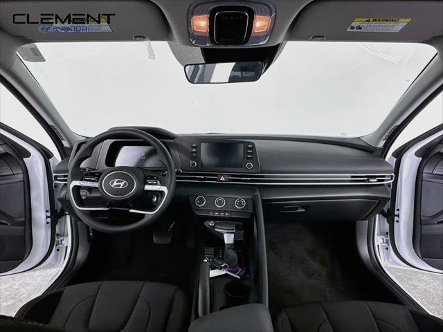 Hyundai Elantra Vehicle Full-screen Gallery Image 11