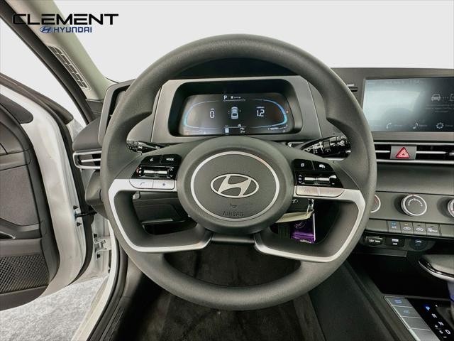 Hyundai Elantra Vehicle Full-screen Gallery Image 13